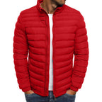 Homme portant une doudoune rouge matelassée, fermeture éclair, col montant, tenue décontractée, mode hiver, veste chaude pour homme.