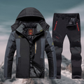 Veste et pantalon de randonnée imperméables pour homme, noir et gris, avec capuche et poches zippées, idéal pour activités extérieures en montagne.