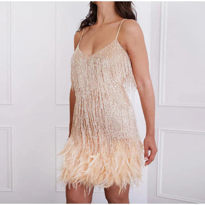 Robe à paillettes dorées avec franges et plumes, sans manches, élégante et glamour, idéale pour soirées et événements spéciaux.