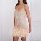 Robe à paillettes dorées avec franges et plumes, sans manches, élégante et glamour, idéale pour soirées et événements spéciaux.