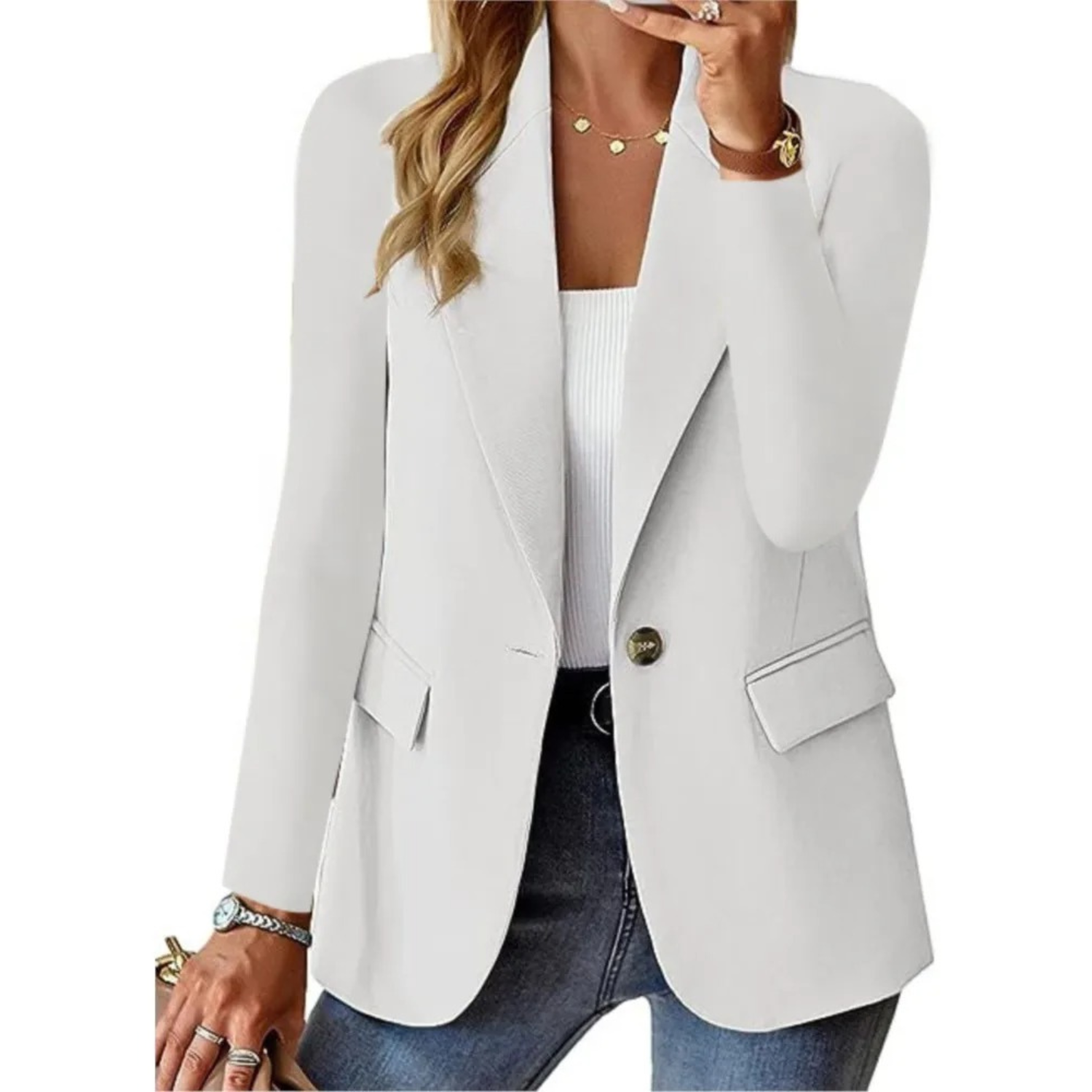 Femme portant un blazer blanc élégant, chemise blanche, jeans décontracté, montre dorée et collier, style chic et moderne pour bureau ou sortie.