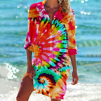 Robe de plage colorée tie-dye, motifs psychédéliques, manches longues, femme au bord de la mer, style estival vibrant, mode plage tendance.