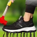 Chaussure de sport noire résistante avec semelle blanche, testée sous un marteau rouge, sur fond vert. Chaussure de sécurité, antidérapante, durable.