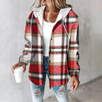 Femme portant une chemise à carreaux rouge et blanche, tenue décontractée avec jean déchiré, tenant un gobelet blanc. Mode automne tendance.