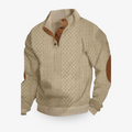 Pull en maille torsadée beige avec col montant et boutons en cuir, coudières marron. Style élégant et confortable pour l'hiver. Mode homme chic.