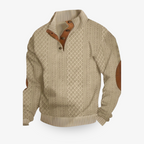 Pull en maille torsadée beige avec col montant et boutons en cuir, coudières marron. Style élégant et confortable pour l'hiver. Mode homme chic.