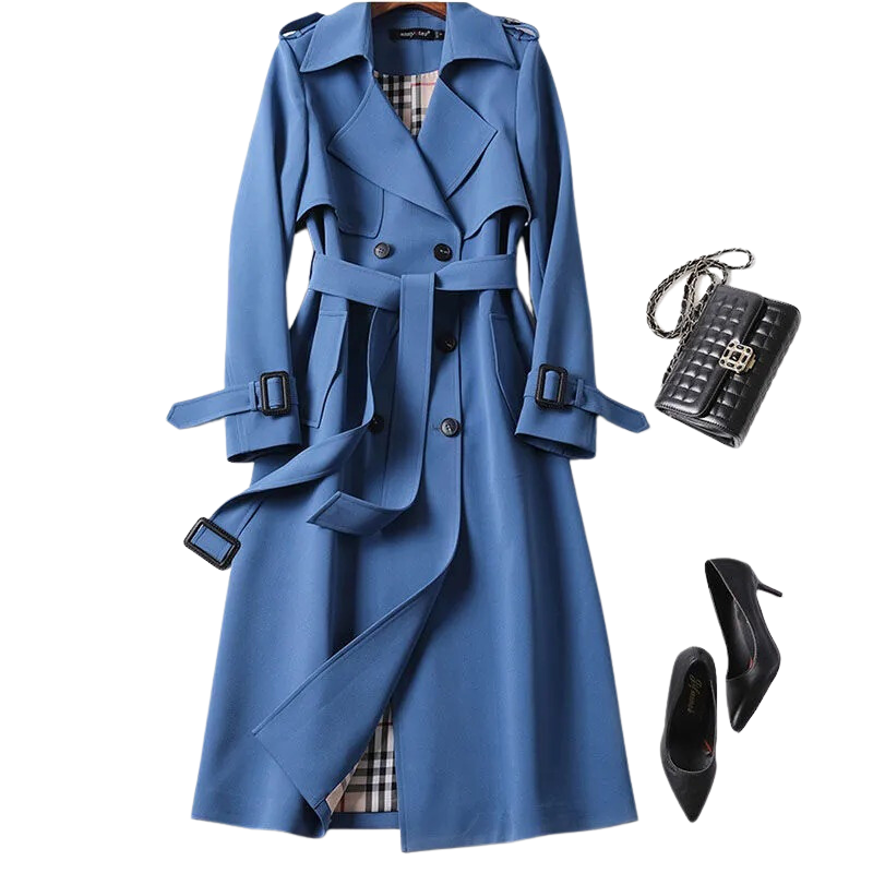 Manteau trench-coat bleu élégant avec ceinture, sac à main noir en cuir et escarpins noirs. Mode automne-hiver, style chic et sophistiqué.