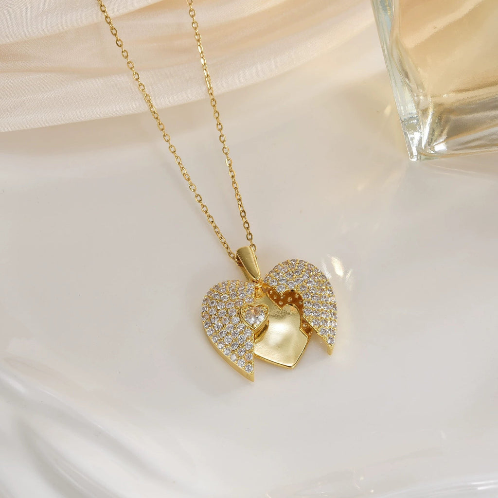 Collier avec pendentif en forme de cœur et ailes