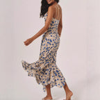 Robe longue fluide à motifs floraux et ceinture cintrante
