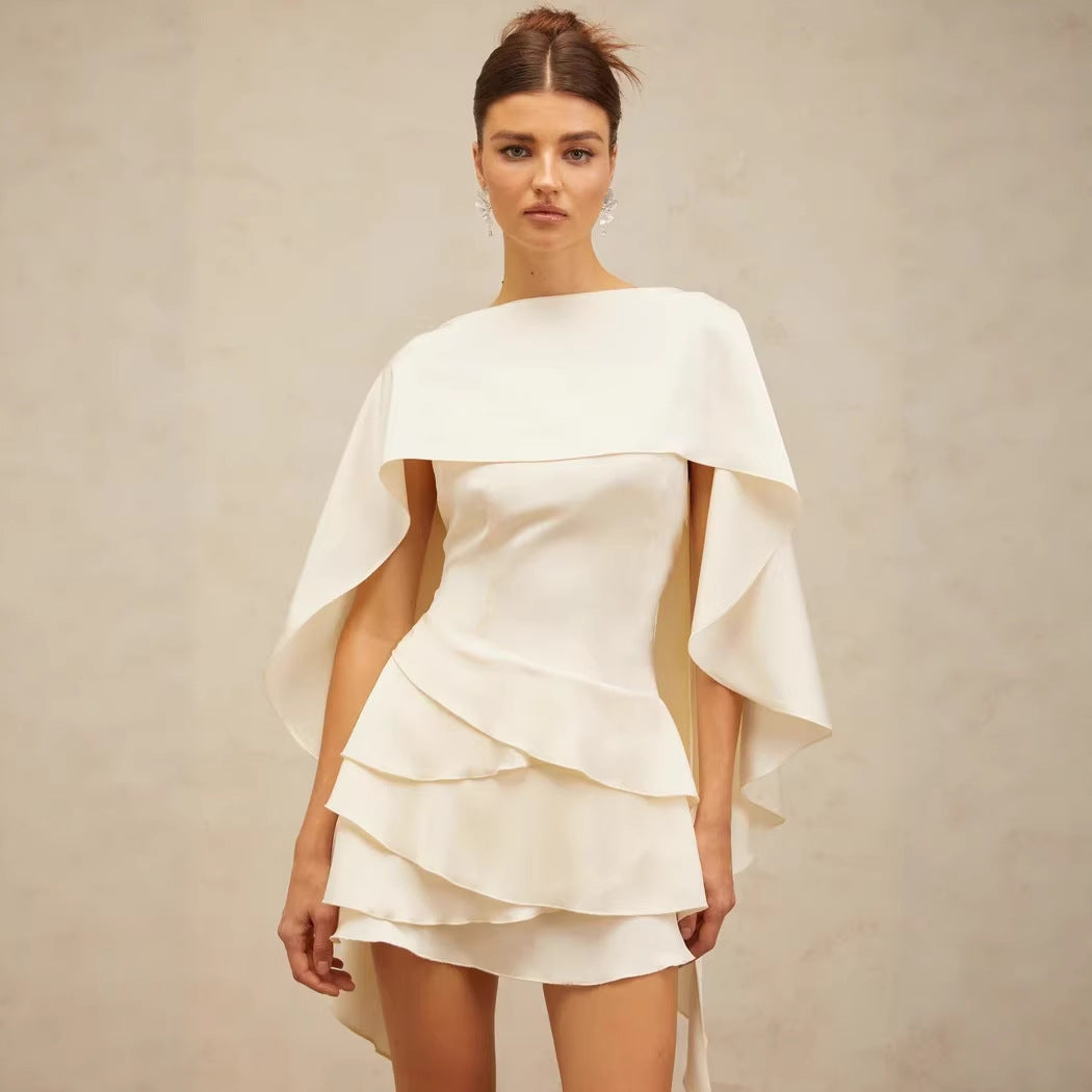Ensemble deux-pièces asymétrique avec lacets et cape