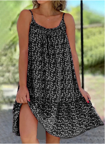 Robe d'été noire à motifs floraux blancs, sans manches, avec fente latérale. Mode féminine décontractée, idéale pour temps chaud.