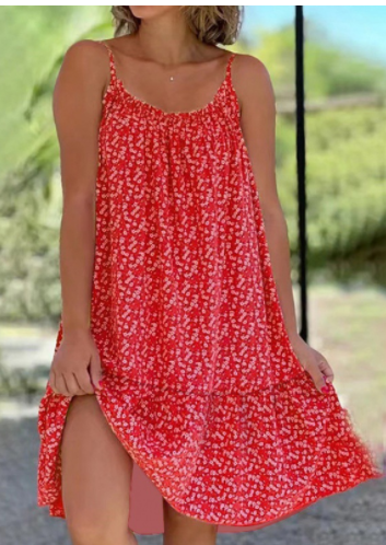 Robe d'été rouge à motifs floraux blancs, sans manches, portée par une femme en extérieur. Mode féminine, tenue estivale décontractée.