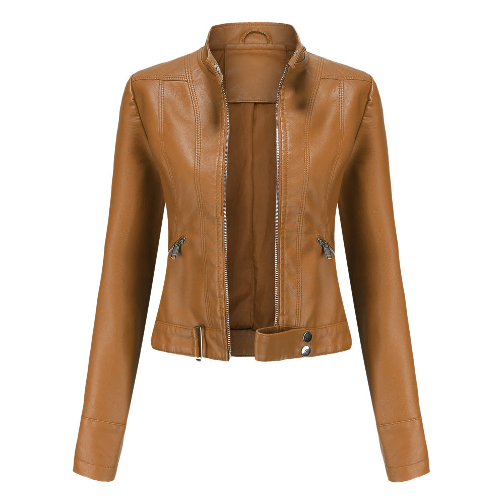 Veste en cuir marron pour femme, style motard, avec fermeture éclair, col montant et poches zippées. Mode automne, tendance et élégante.