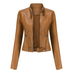 Veste en cuir marron pour femme, style motard, avec fermeture éclair, col montant et poches zippées. Mode automne, tendance et élégante.