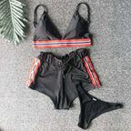 Maillot de bain à bretelle, short et bikini trois pièces