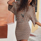 Robe courte Col Rond Fente Épaule Graphique - Chic&Shines