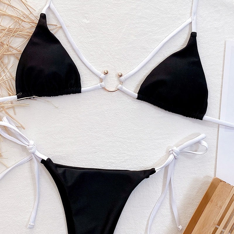 Maillot de bain bikini haut licou et bas échancré à lacets