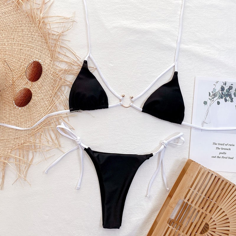 Maillot de bain bikini haut licou et bas échancré à lacets
