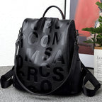 Sac à dos en cuir noir avec lettres en relief, design moderne et élégant, idéal pour la mode urbaine et le quotidien. Accessoire tendance.