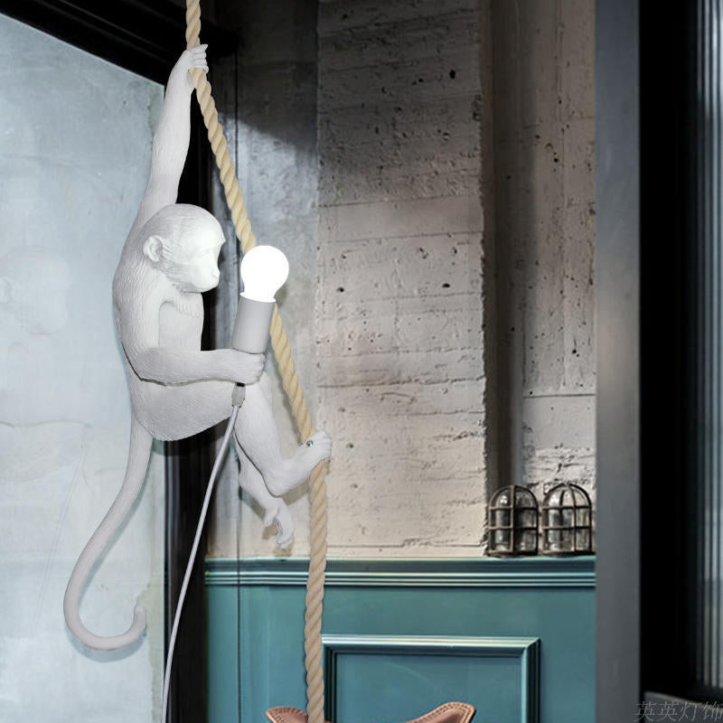 Lampe pendante singe en résine avec détails de corde