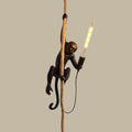 Lampe pendante singe en résine avec détails de corde
