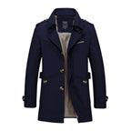Manteau trench-coat bleu marine pour homme, élégant et moderne, avec boutons contrastés et doublure à carreaux. Mode masculine automne-hiver.