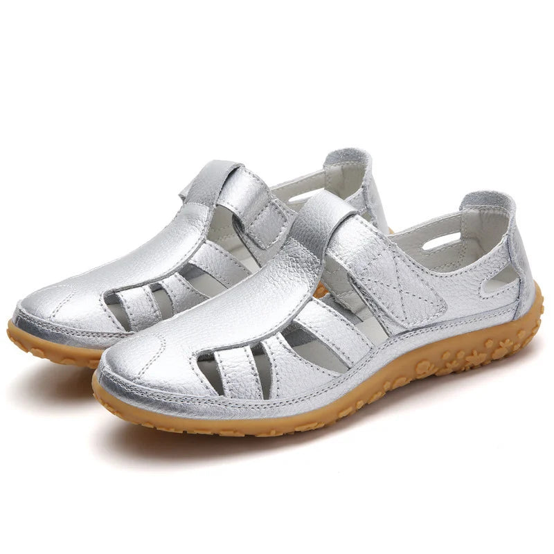 Sandales argentées en cuir pour femme avec semelle en caoutchouc antidérapante, design ajouré, confortables et élégantes pour l'été.