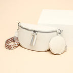 Sac banane blanc en cuir avec pochettes amovibles, design moderne, fond beige. Accessoire mode tendance, pratique pour le quotidien.