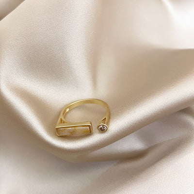 Bague en marbre et zircon design