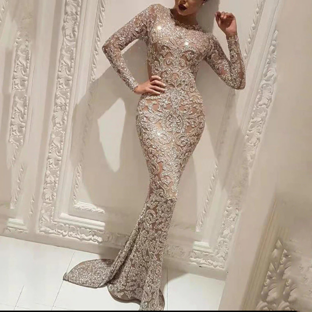 Robe de soirée longue en dentelle argentée, manches longues, ajustée, élégante et glamour, idéale pour événements formels et mariages.