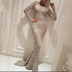 Robe de soirée longue en dentelle argentée, manches longues, ajustée, élégante et glamour, idéale pour événements formels et mariages.