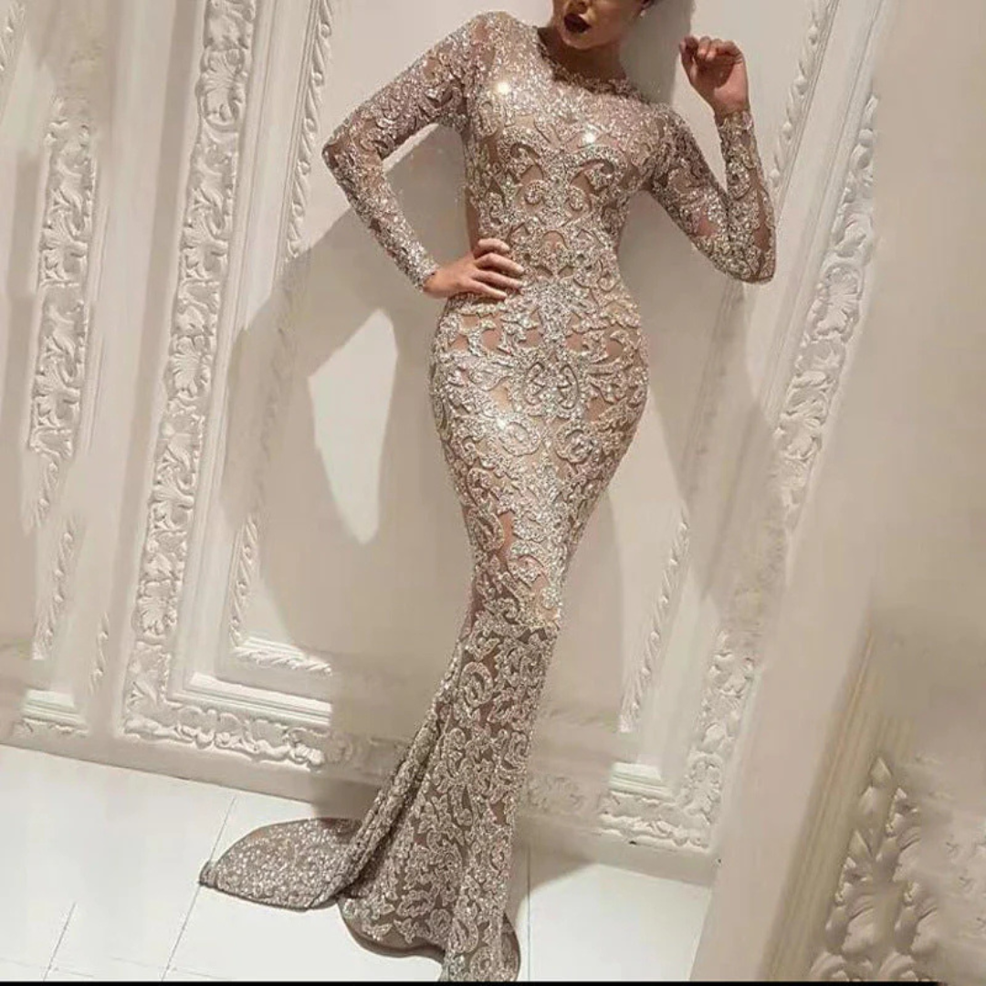 Robe de soirée longue en dentelle argentée, manches longues, ajustée, élégante et glamour, idéale pour événements formels et mariages.