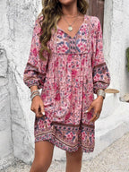 Mignonne mini robe avec col en V