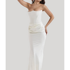 Robe de mariée bustier blanche élégante, coupe sirène, drapée à la taille, sans manches, idéale pour mariage moderne et chic.