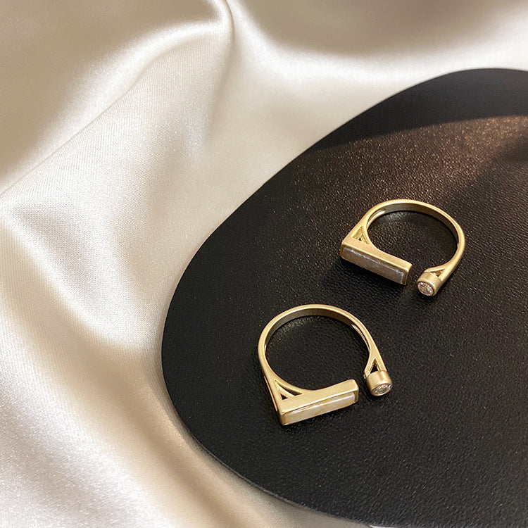 Bague en marbre et zircon design