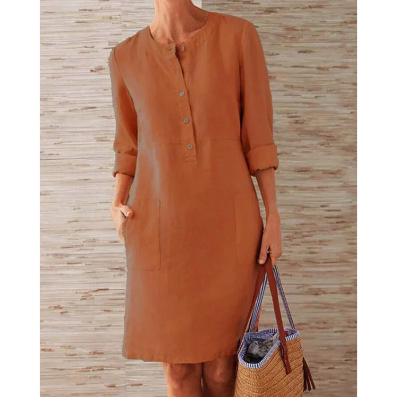 Robe en lin marron à manches longues, boutons sur le devant, poches latérales, tenue décontractée pour femme, sac en osier à rayures bleues.