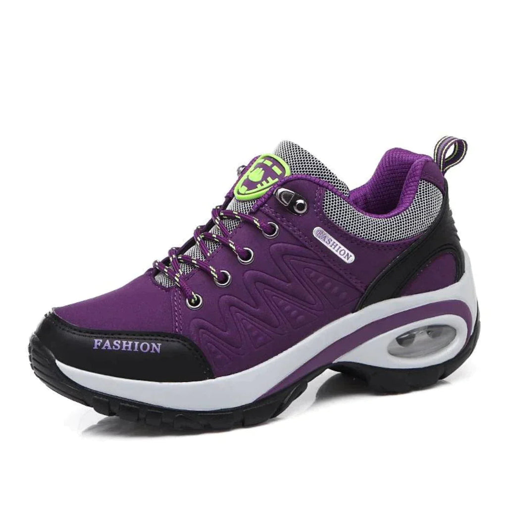 Basket de sport violette pour femme avec semelle épaisse, détails noirs et verts, lacets bicolores, idéale pour fitness et marche.