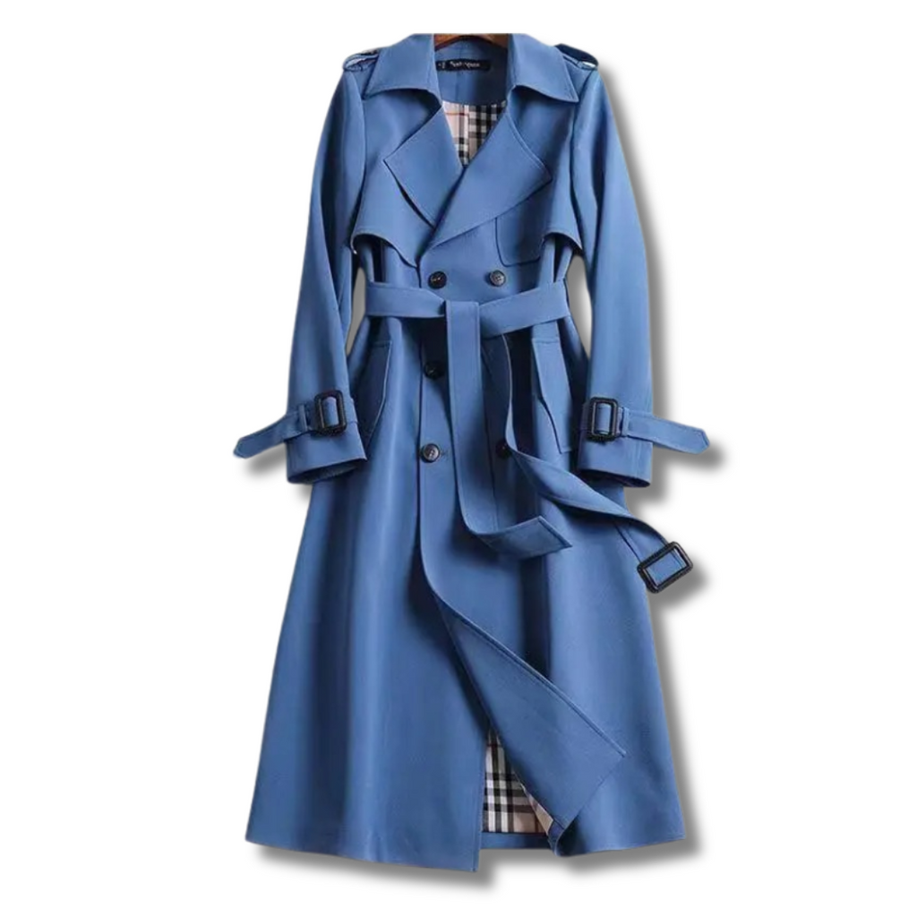 Manteau trench bleu pour femme avec ceinture, boutons noirs et doublure à carreaux, style élégant et moderne, mode automne-hiver.