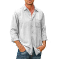 Homme portant une chemise en jean gris clair, manches retroussées, avec poche poitrine, style décontracté, mode masculine moderne.