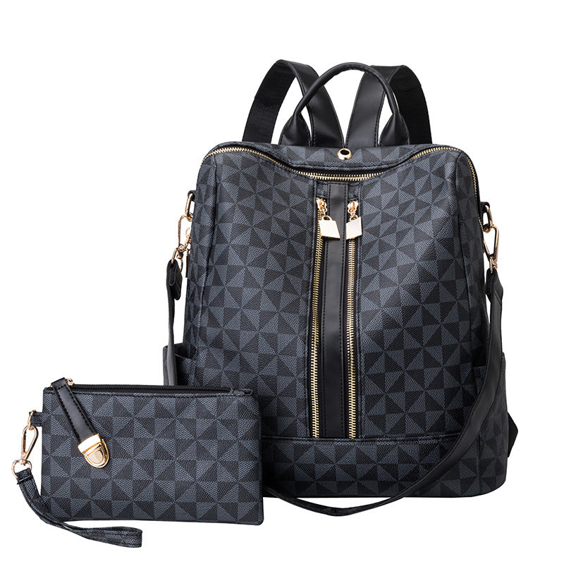 Sac à dos noir élégant avec motif géométrique, fermeture éclair dorée, accompagné d'une pochette assortie. Accessoire mode tendance et pratique.