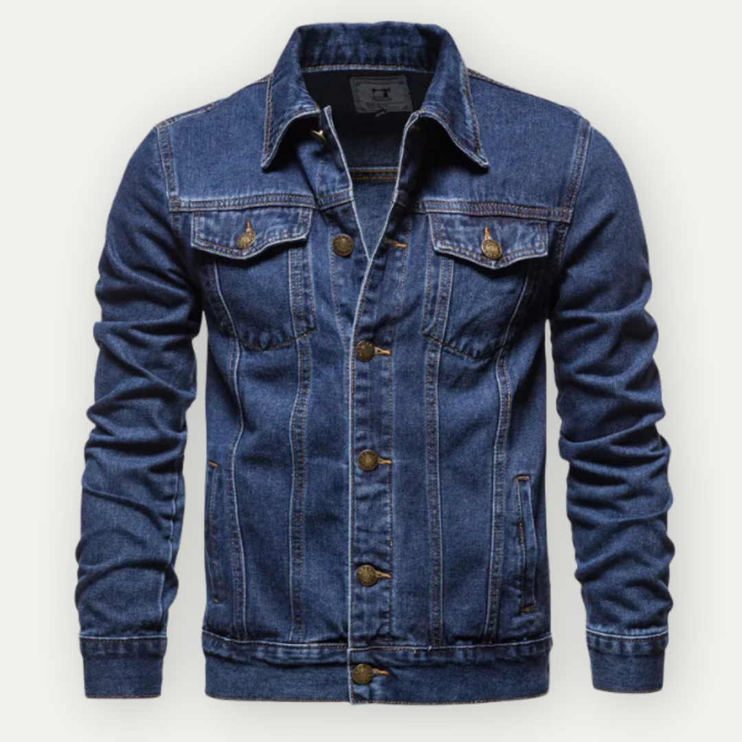 Veste en jean bleu pour homme, style classique, boutons en métal, poches poitrine, manches longues. Mode masculine, tendance denim.
