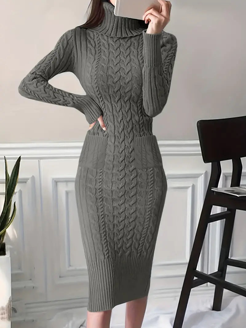 Robe pull gris en maille torsadée, manches longues, col roulé, portée par une femme. Style élégant et confortable pour l'hiver.