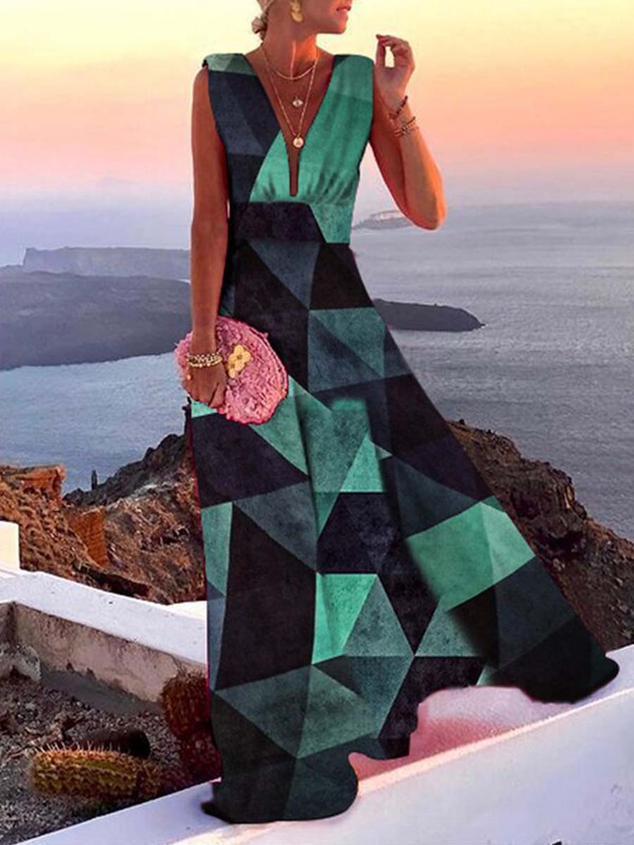 Robe longue géométrique verte et noire portée par une femme, avec vue sur mer au coucher du soleil. Mode élégante, style été, paysage côtier.