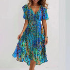 Robe d'été femme, imprimé floral bleu et vert, manches courtes, col en V, style décontracté, idéale pour la plage ou sorties estivales.