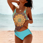 Femme en maillot de bain mandala coloré sur plage, ciel bleu, mer en arrière-plan. Mode été, vacances, style bohème, détente bord de mer.