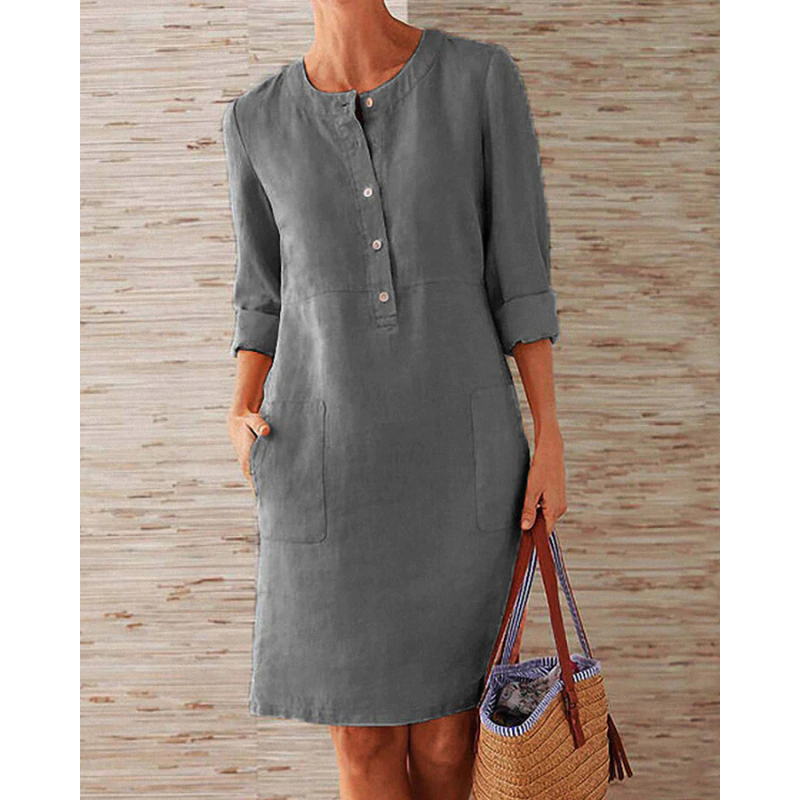 Robe en lin gris pour femme avec manches longues et boutons, poches avant. Style décontracté, idéale pour l'été. Accessoire: sac en osier.