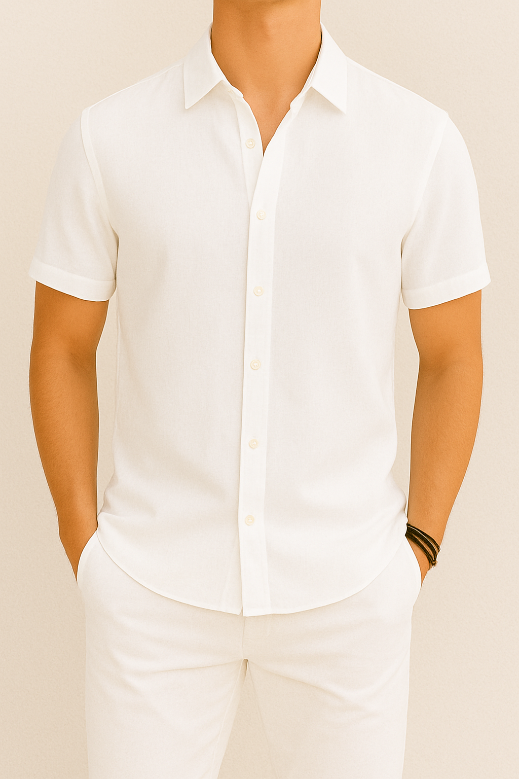 Homme portant une chemise blanche à manches courtes, élégante et décontractée, avec un pantalon assorti. Mode masculine, tenue estivale chic.