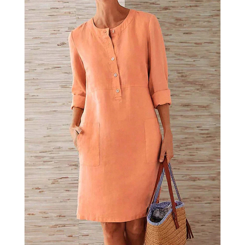 Robe en lin orange à manches longues avec boutons, poches avant, tenue décontractée pour femme, sac en paille à rayures bleues.