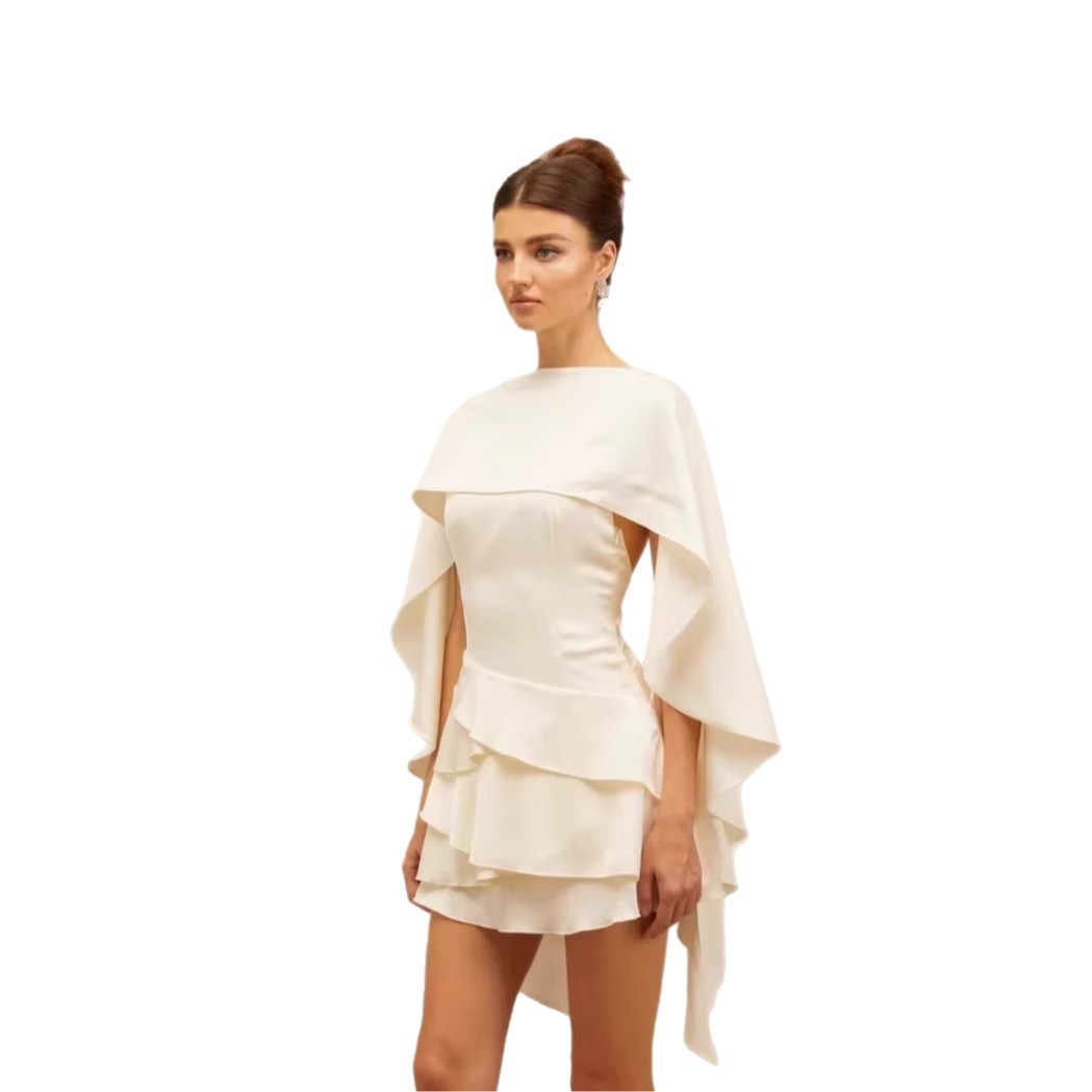 Ensemble deux-pièces asymétrique avec lacets et cape
