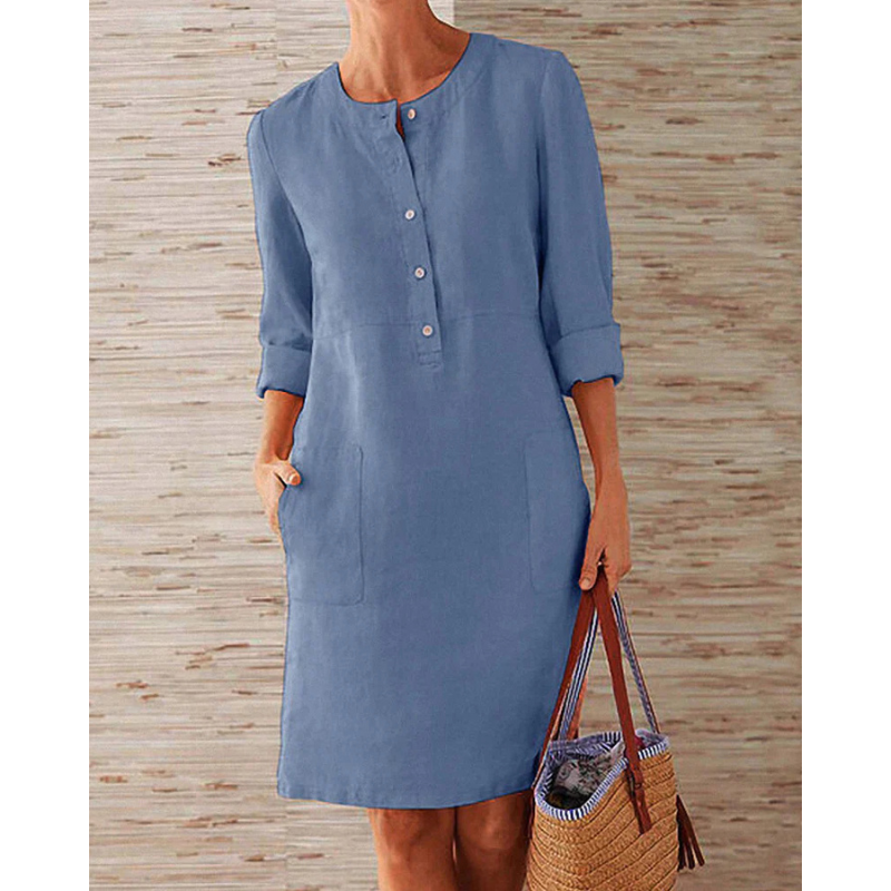 Robe en lin bleu avec manches longues et boutons, tenue décontractée pour femme, accompagnée d'un sac en osier. Mode féminine élégante et estivale.